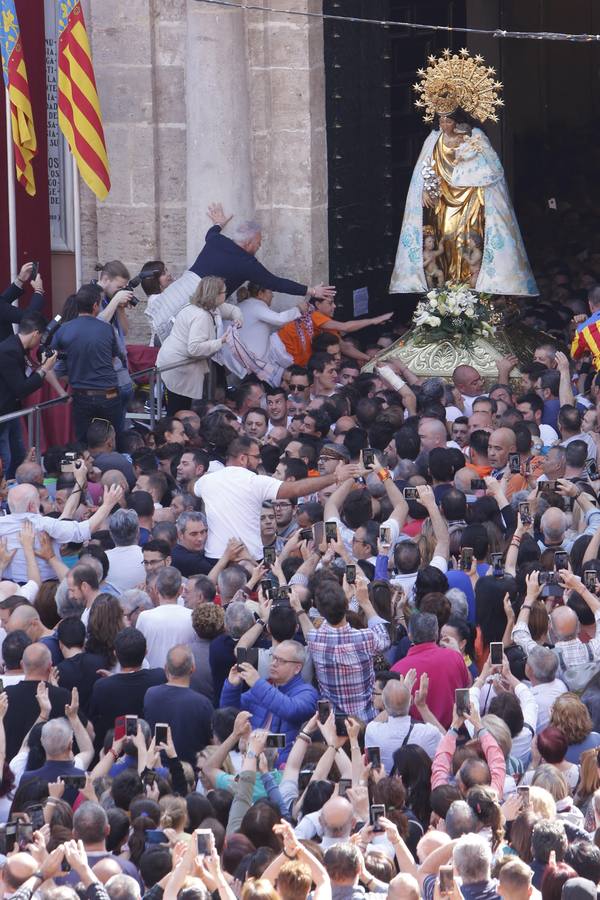 Traslado de la Mare de Déu, la Virgen de los Desamparados, en 2019. Un momento del traslado entre la basílica y la catedral de Valencia, celebrado después de la Misa de Infantes.