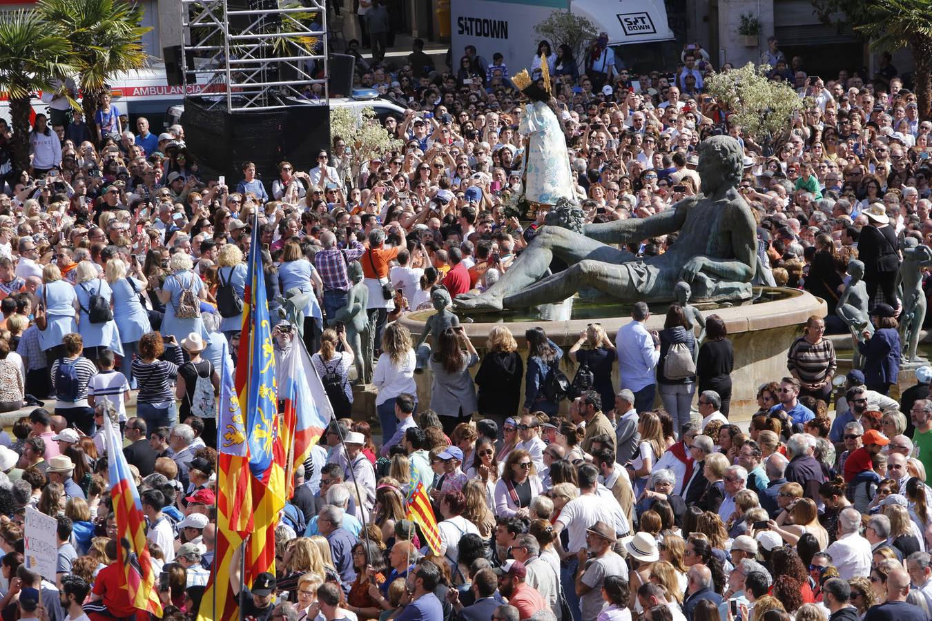 Traslado de la Mare de Déu, la Virgen de los Desamparados, en 2019. Un momento del traslado entre la basílica y la catedral de Valencia, celebrado después de la Misa de Infantes.