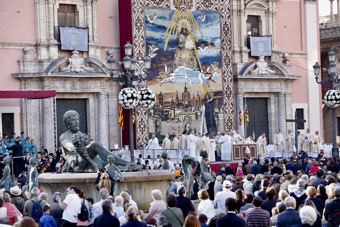 Traslado de la Mare de Déu, la Virgen de los Desamparados, en 2019. Un momento del traslado entre la basílica y la catedral de Valencia, celebrado después de la Misa de Infantes.