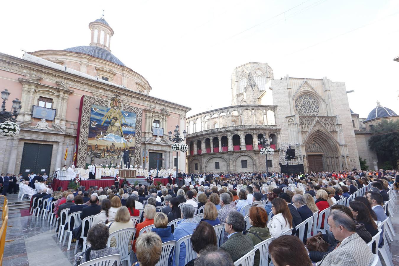 Traslado de la Mare de Déu, la Virgen de los Desamparados, en 2019. Un momento del traslado entre la basílica y la catedral de Valencia, celebrado después de la Misa de Infantes.