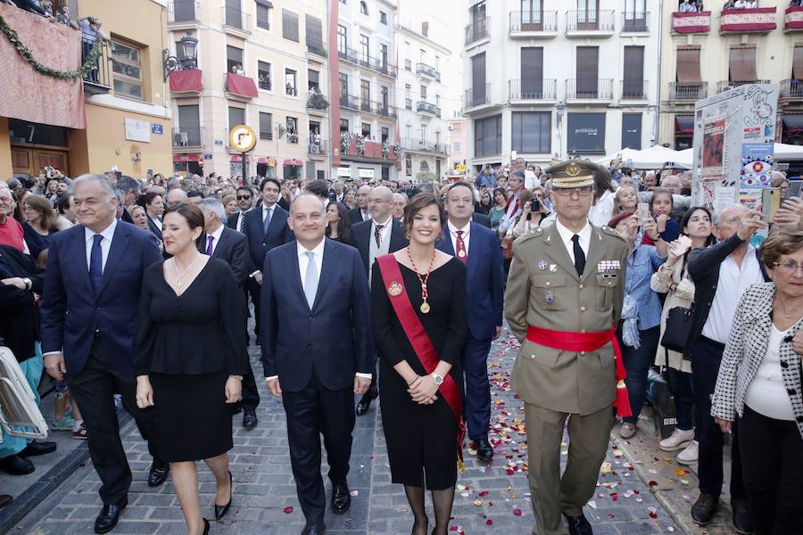 Un centenar de asociaciones cívicas y confesionales acompañan a la Virgen de los Desamparados en la procesión general que recorre esta tarde las calles del centro histórico de Valencia.