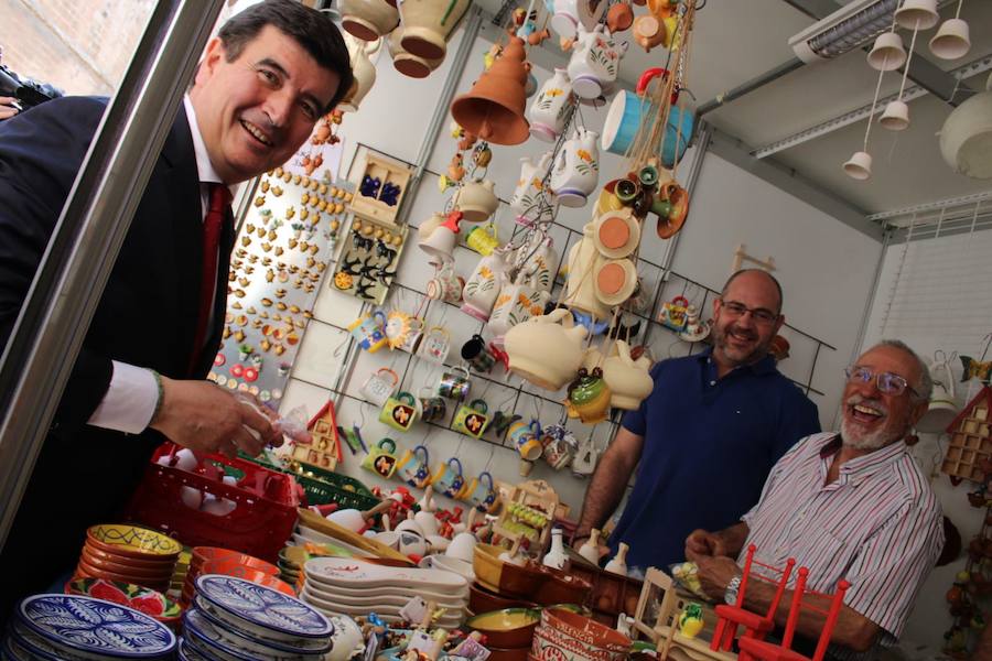 Un centenar de asociaciones cívicas y confesionales acompañan a la Virgen de los Desamparados en la procesión general que recorre esta tarde las calles del centro histórico de Valencia.