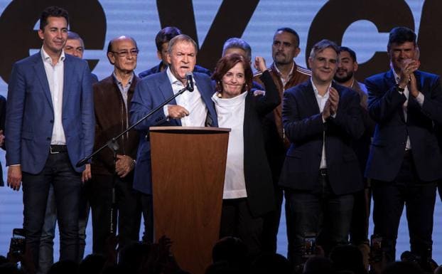 El gobernador de la provincia argentina de Córdoba, Juan Schiaretti, da un discurso tras ser reelegido el domingo en las urnas. 
