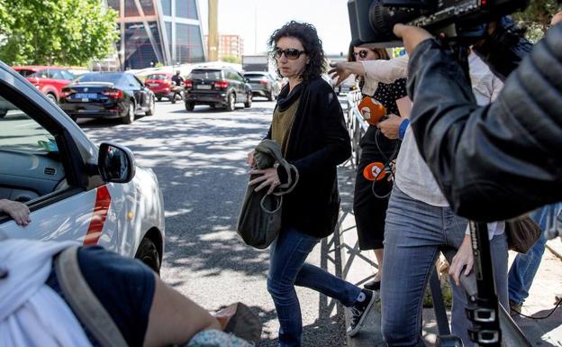 Patricia G. A., la mujer detenida por tener presuntamente secuestrada su hija, sale del juzgado de la plaza Castilla en Madrid