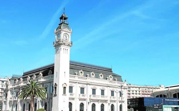 Imagen principal - Edificio del puerto, estación del Norte y edificio de Correos.