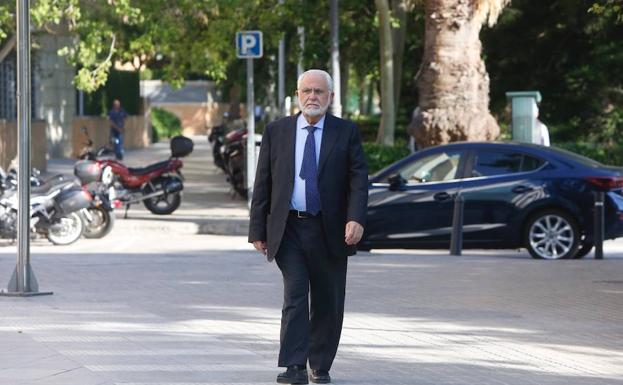 Vicente Cotino, a su llegada a la Ciudad de la Justicia de Valencia. 