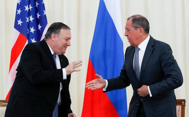 Serguéi Lavrov y Mike Pompeo, este martes en Moscú.