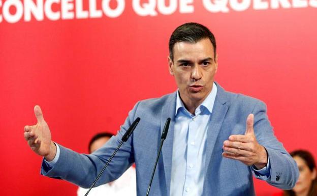 Pedro Sánchez durante un mitin en un acto electoral este martes en A Coruña.