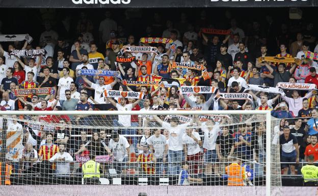 La Curva Nord, durante el partido entre el Valencia y el Alavés del pasado domingo en Mestalla. 