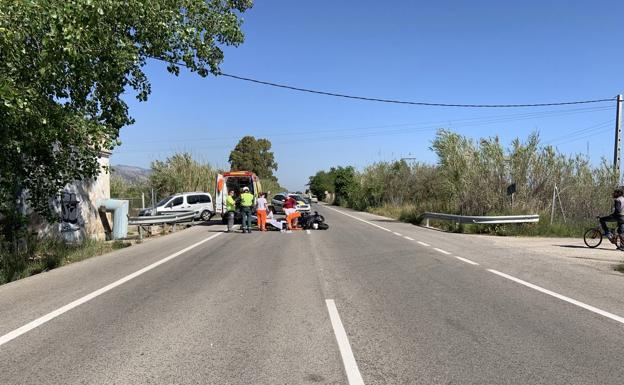 Accidente entre una moto y un camión en la CV-605 a la altura de Gandia. / POLICÍA LOCAL GANDIA