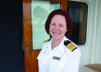 Imagen secundaria 1 - 1. Inger Olsen comanda un crucero de la británica Cunard.2. Serena Melani trabajó antes en buques petroleros. 3. La británica Sarah Breton comenzó su carrera con 16 años.