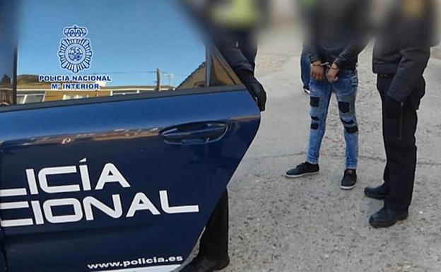 La Policía Nacional detiene a un hombre, en una foto de archivo. 