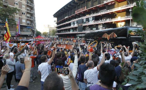 Recibimiento de la afición del Valencia CF en Mestalla.