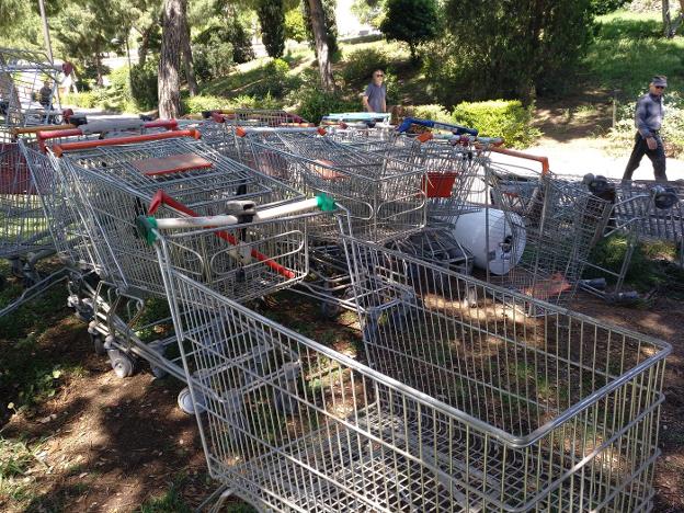 Carros de la compra encontrados en el jardín del Turia y que se retiran para reciclarlos. 