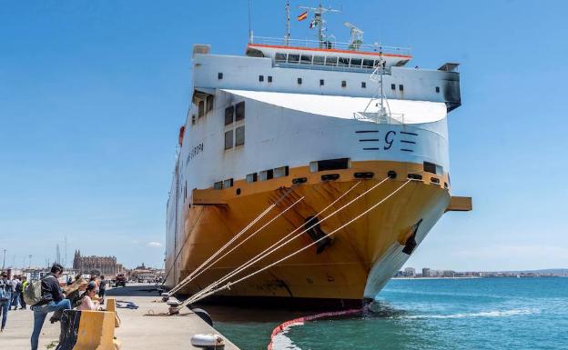 El Grimaldi Grande Europa, atracado en el puerto de Mallorca. 