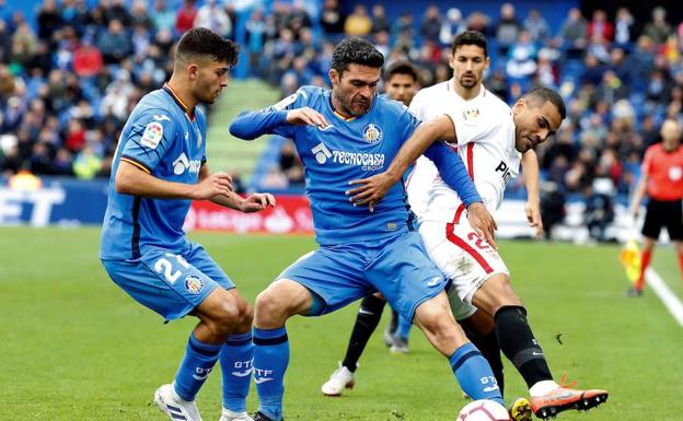 Molina disputa un balón con Mercado durante el Getafe-Sevilla de la 33ª jornada. 