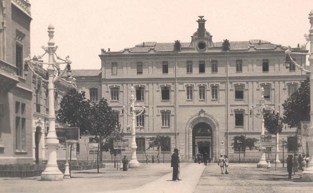 Fachada principal del Palacio de Industria.