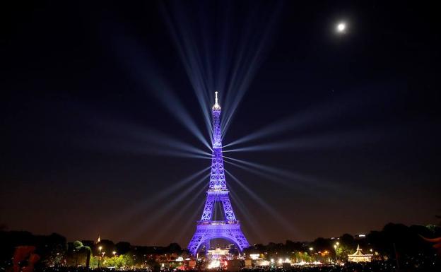 La Torre Eiffel de París celebra su 130 cumpleaños.