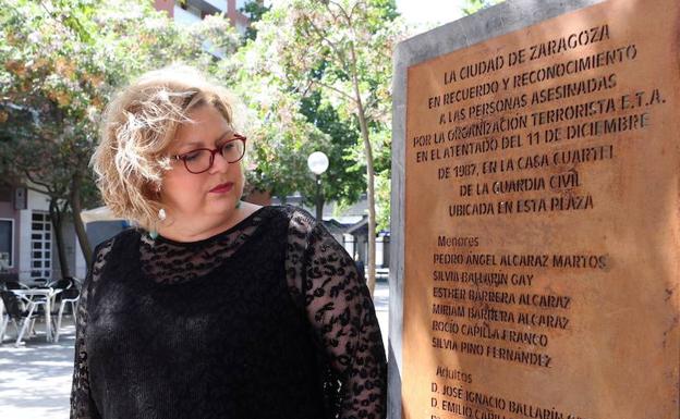 La delegada de la asociación de víctimas del terrorismo de Aragón, Lucía Ruiz, posa en el monumento erigido en el lugar donde estaba la Casa Cuartel de la Guardia Civil de Zaragoza. 