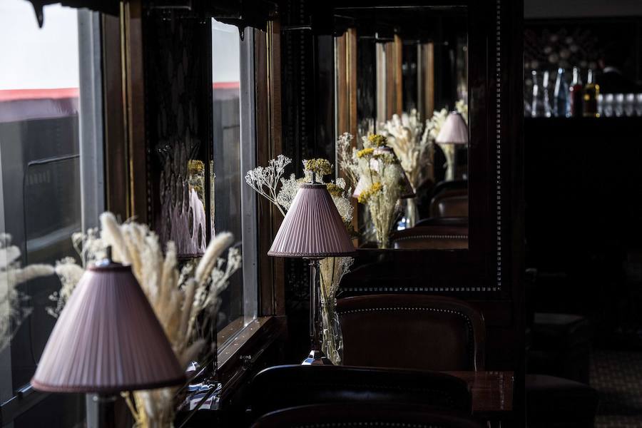 Fue en uno de esos coches-salón Pullman donde se rodó 'Asesinato en el Orient Express' en 1973, a partir de una novela de Agatha Christie. "De repente, este coche se convirtió en el 'estilo Orient Express' en el imaginario colectivo, con la marquetería con dibujos de ramos de flores, el bar y el piano. De hecho, fue el cine quien lo provocó", explica un historiador. 