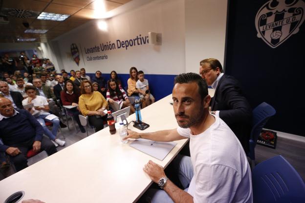 Pedro López, en la sala de prensa repleta con familiares, compañeros y trabajadores del Levante. 