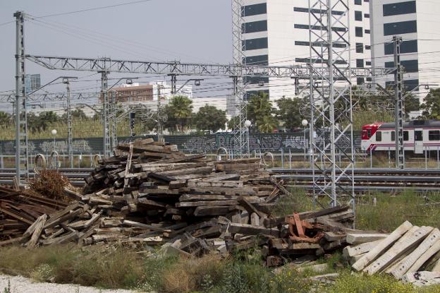 Traviesas apiladas en una de las zonas de obras del corredor. 
