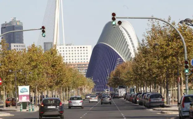 Decenas de coches circulan por el Bulevar Sur. 