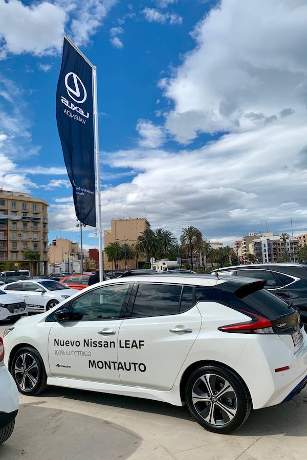 Éxito rotundo de la Feria ECOMOV. Miles de personas se han acercado a La Marina de Valencia para conocer las últimas novedades en eco-movilidad: coches, motos y bicicletas eléctricas. Del viernes 17 al domingo 19 de mayo, se han realizado cientos de pruebas para dar a conocer al público la realidad de los nuevos vehículos ecológicos.