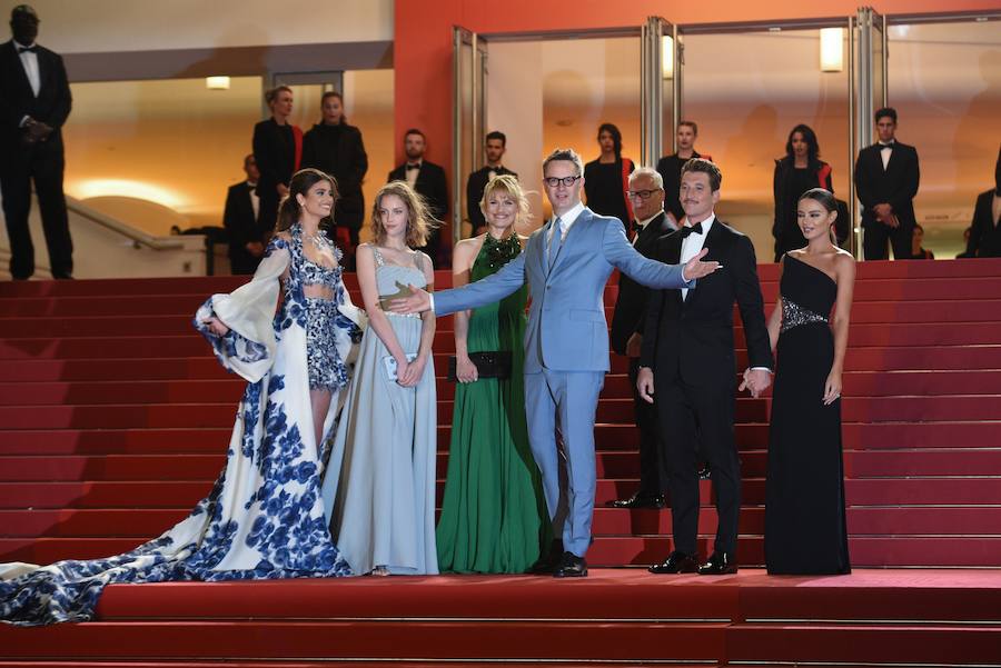 El Festival de cine de Cannes (14 a 25 de mayo) sigue derrochando glamur. Este sábado, con protagonismo español. La película 'Dolor y gloria', de Pedro Almodóvar, fue recibida con un clamor unánime por la prensa internacional y francesa en el Festival de Cannes, tras su proyección el viernes por la noche en liza por la Palma de Oro. Pedro Almodóvar se mostraba emocionado tras las buenas críticas del filme, a la espera de ver si dentro de una semana gana, por fin, la Palma de Oro, al sexto intento..