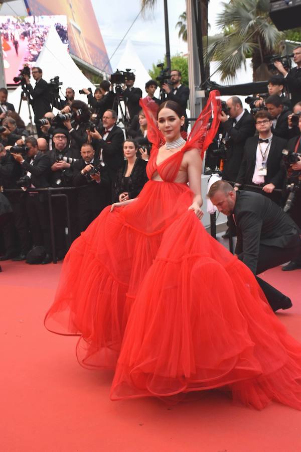 El Festival de cine de Cannes (14 a 25 de mayo) sigue derrochando glamur. Este sábado, con protagonismo español. La película 'Dolor y gloria', de Pedro Almodóvar, fue recibida con un clamor unánime por la prensa internacional y francesa en el Festival de Cannes, tras su proyección el viernes por la noche en liza por la Palma de Oro. Pedro Almodóvar se mostraba emocionado tras las buenas críticas del filme, a la espera de ver si dentro de una semana gana, por fin, la Palma de Oro, al sexto intento..