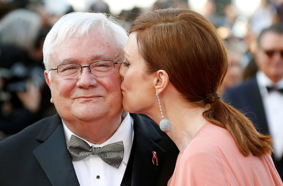 El Festival de cine de Cannes (14 a 25 de mayo) sigue derrochando glamur. Este sábado, con protagonismo español. La película 'Dolor y gloria', de Pedro Almodóvar, fue recibida con un clamor unánime por la prensa internacional y francesa en el Festival de Cannes, tras su proyección el viernes por la noche en liza por la Palma de Oro. Pedro Almodóvar se mostraba emocionado tras las buenas críticas del filme, a la espera de ver si dentro de una semana gana, por fin, la Palma de Oro, al sexto intento..