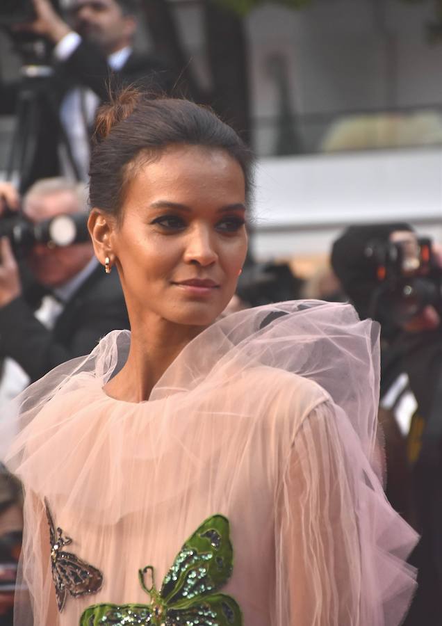 El Festival de cine de Cannes (14 a 25 de mayo) sigue derrochando glamur. Este sábado, con protagonismo español. La película 'Dolor y gloria', de Pedro Almodóvar, fue recibida con un clamor unánime por la prensa internacional y francesa en el Festival de Cannes, tras su proyección el viernes por la noche en liza por la Palma de Oro. Pedro Almodóvar se mostraba emocionado tras las buenas críticas del filme, a la espera de ver si dentro de una semana gana, por fin, la Palma de Oro, al sexto intento..