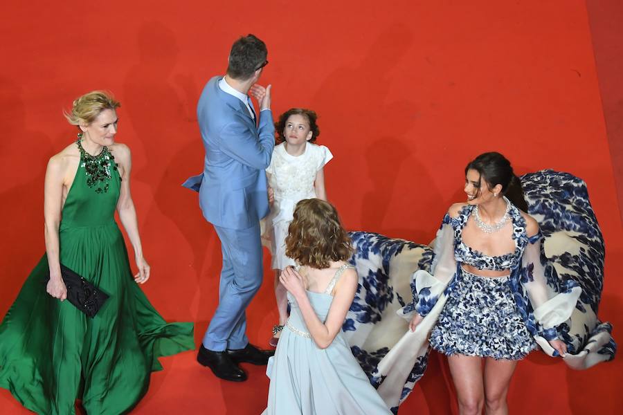 El Festival de cine de Cannes (14 a 25 de mayo) sigue derrochando glamur. Este sábado, con protagonismo español. La película 'Dolor y gloria', de Pedro Almodóvar, fue recibida con un clamor unánime por la prensa internacional y francesa en el Festival de Cannes, tras su proyección el viernes por la noche en liza por la Palma de Oro. Pedro Almodóvar se mostraba emocionado tras las buenas críticas del filme, a la espera de ver si dentro de una semana gana, por fin, la Palma de Oro, al sexto intento..