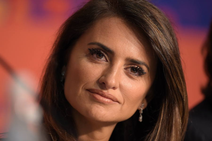 El Festival de cine de Cannes (14 a 25 de mayo) sigue derrochando glamur. Este sábado, con protagonismo español. La película 'Dolor y gloria', de Pedro Almodóvar, fue recibida con un clamor unánime por la prensa internacional y francesa en el Festival de Cannes, tras su proyección el viernes por la noche en liza por la Palma de Oro. Pedro Almodóvar se mostraba emocionado tras las buenas críticas del filme, a la espera de ver si dentro de una semana gana, por fin, la Palma de Oro, al sexto intento..