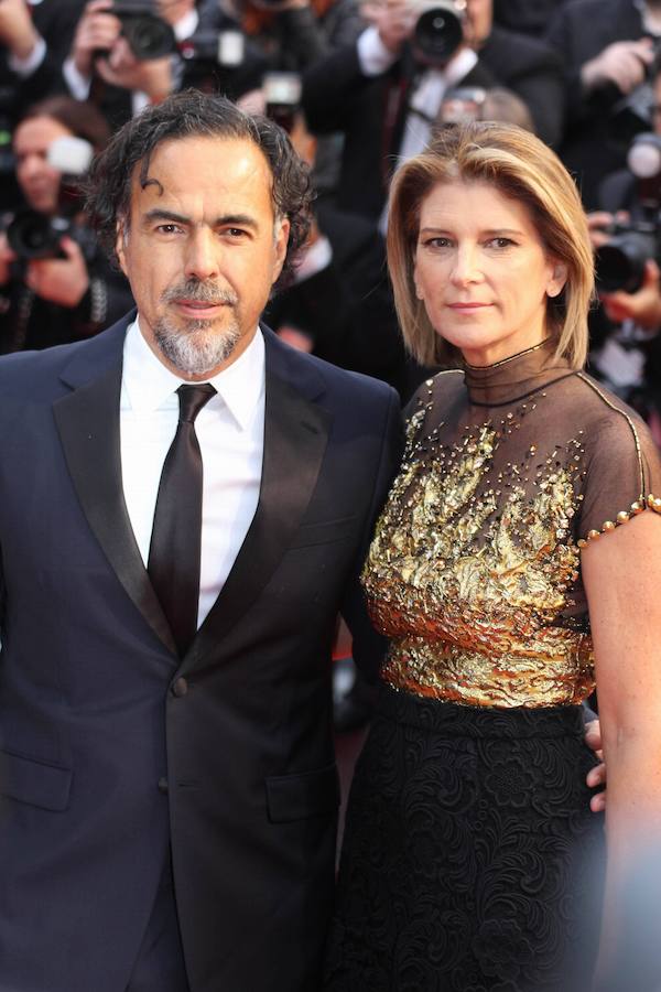 El Festival de cine de Cannes (14 a 25 de mayo) sigue derrochando glamur. Este sábado, con protagonismo español. La película 'Dolor y gloria', de Pedro Almodóvar, fue recibida con un clamor unánime por la prensa internacional y francesa en el Festival de Cannes, tras su proyección el viernes por la noche en liza por la Palma de Oro. Pedro Almodóvar se mostraba emocionado tras las buenas críticas del filme, a la espera de ver si dentro de una semana gana, por fin, la Palma de Oro, al sexto intento..