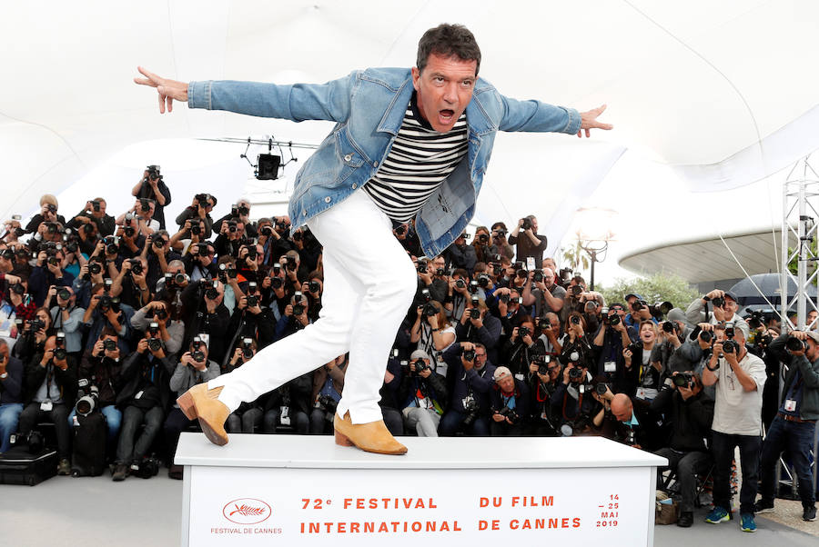 El Festival de cine de Cannes (14 a 25 de mayo) sigue derrochando glamur. Este sábado, con protagonismo español. La película 'Dolor y gloria', de Pedro Almodóvar, fue recibida con un clamor unánime por la prensa internacional y francesa en el Festival de Cannes, tras su proyección el viernes por la noche en liza por la Palma de Oro. Pedro Almodóvar se mostraba emocionado tras las buenas críticas del filme, a la espera de ver si dentro de una semana gana, por fin, la Palma de Oro, al sexto intento..