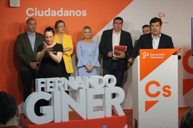 Giner y los primeros números de su lista, ayer. 