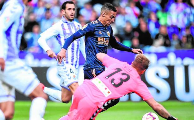 Rodrigo, en el momento de marcar el segundo tanto del Valencia.