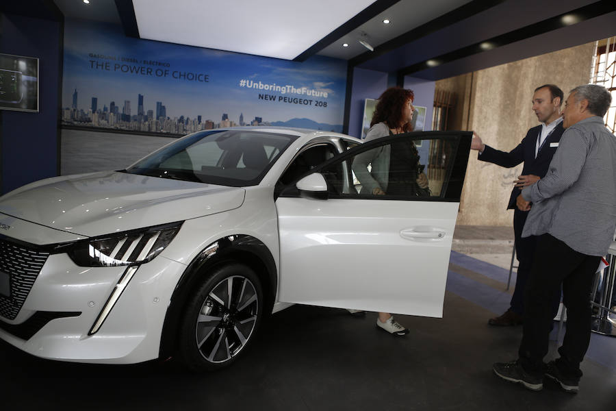 Éxito rotundo de la Feria ECOMOV. Miles de personas se han acercado a La Marina de Valencia para conocer las últimas novedades en eco-movilidad: coches, motos y bicicletas eléctricas. Del viernes 17 al domingo 19 de mayo, se han realizado cientos de pruebas para dar a conocer al público la realidad de los nuevos vehículos ecológicos.
