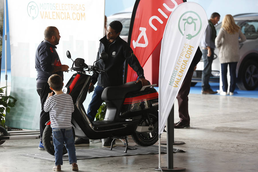 Éxito rotundo de la Feria ECOMOV. Miles de personas se han acercado a La Marina de Valencia para conocer las últimas novedades en eco-movilidad: coches, motos y bicicletas eléctricas. Del viernes 17 al domingo 19 de mayo, se han realizado cientos de pruebas para dar a conocer al público la realidad de los nuevos vehículos ecológicos.