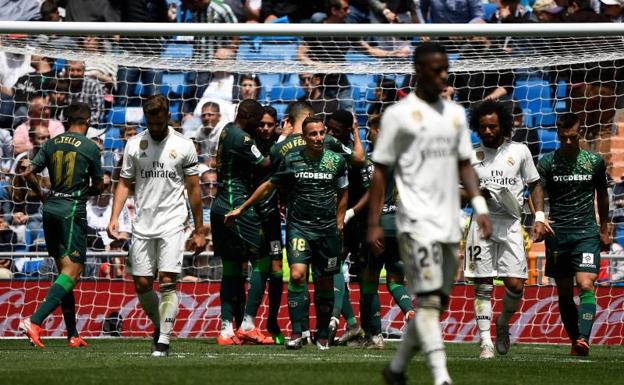 Los futbolistas del Betis celebran el gol del Betis. 