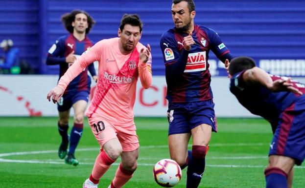 Messi, rodeado de futbolistas del Eibar. 