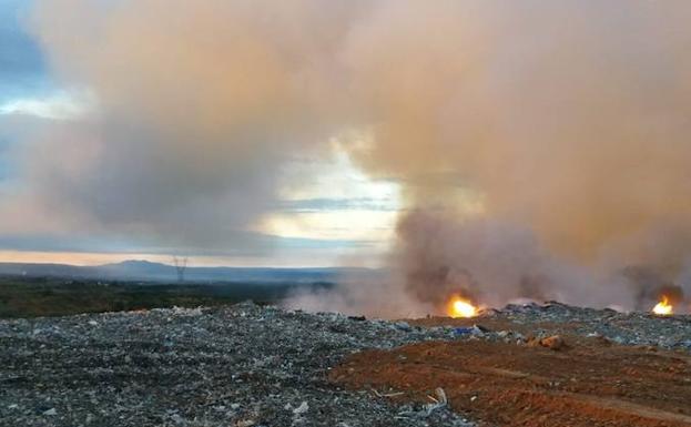 Imagen principal - El incendio de un basurero en Caudete de las Fuentes quema 4.000 metros de plástico