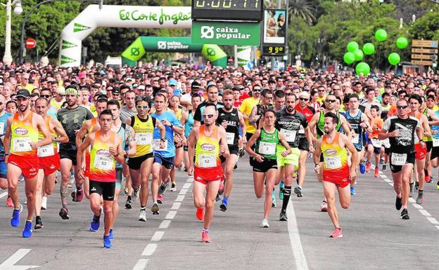 Los participantes en la Volta a Peu, al inicio de la carrera.