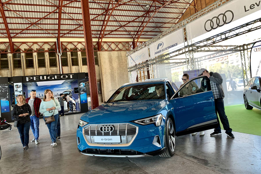 Éxito rotundo de la Feria ECOMOV. Miles de personas se han acercado a La Marina de Valencia para conocer las últimas novedades en eco-movilidad: coches, motos y bicicletas eléctricas. Del viernes 17 al domingo 19 de mayo, se han realizado cientos de pruebas para dar a conocer al público la realidad de los nuevos vehículos ecológicos.