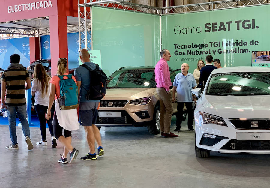 Éxito rotundo de la Feria ECOMOV. Miles de personas se han acercado a La Marina de Valencia para conocer las últimas novedades en eco-movilidad: coches, motos y bicicletas eléctricas. Del viernes 17 al domingo 19 de mayo, se han realizado cientos de pruebas para dar a conocer al público la realidad de los nuevos vehículos ecológicos.