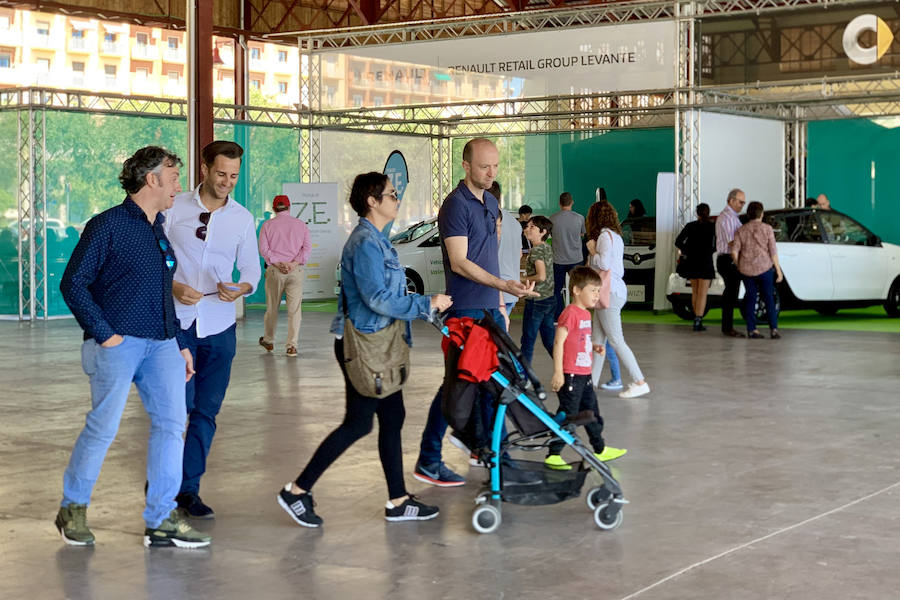 Éxito rotundo de la Feria ECOMOV. Miles de personas se han acercado a La Marina de Valencia para conocer las últimas novedades en eco-movilidad: coches, motos y bicicletas eléctricas. Del viernes 17 al domingo 19 de mayo, se han realizado cientos de pruebas para dar a conocer al público la realidad de los nuevos vehículos ecológicos.