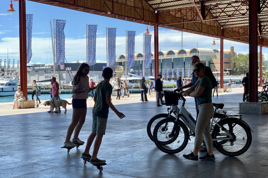 Éxito rotundo de la Feria ECOMOV. Miles de personas se han acercado a La Marina de Valencia para conocer las últimas novedades en eco-movilidad: coches, motos y bicicletas eléctricas. Del viernes 17 al domingo 19 de mayo, se han realizado cientos de pruebas para dar a conocer al público la realidad de los nuevos vehículos ecológicos.