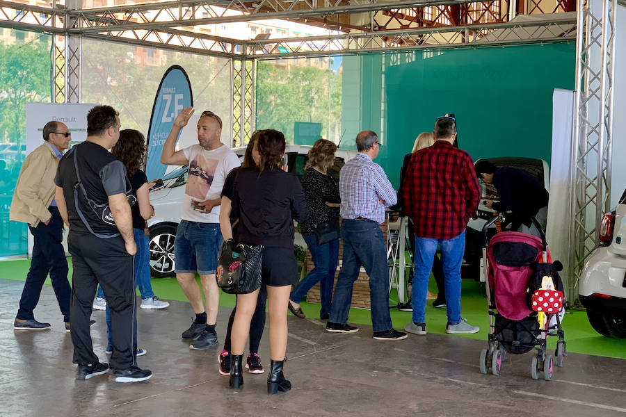 Éxito rotundo de la Feria ECOMOV. Miles de personas se han acercado a La Marina de Valencia para conocer las últimas novedades en eco-movilidad: coches, motos y bicicletas eléctricas. Del viernes 17 al domingo 19 de mayo, se han realizado cientos de pruebas para dar a conocer al público la realidad de los nuevos vehículos ecológicos.