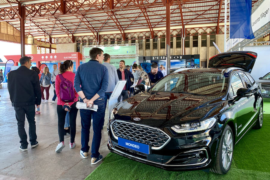 Éxito rotundo de la Feria ECOMOV. Miles de personas se han acercado a La Marina de Valencia para conocer las últimas novedades en eco-movilidad: coches, motos y bicicletas eléctricas. Del viernes 17 al domingo 19 de mayo, se han realizado cientos de pruebas para dar a conocer al público la realidad de los nuevos vehículos ecológicos.